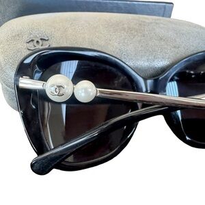 CHANEl: Acetate Polarized Pearl Sunglasses in Black